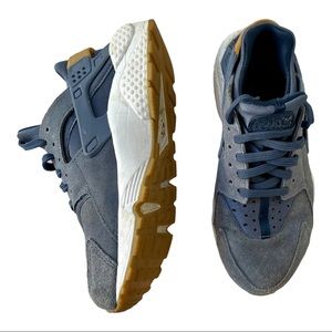 NIKE Women's Blue Huarache Running Shoes Size 7